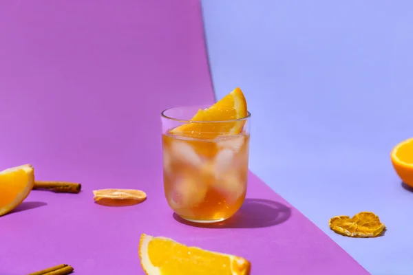 Egy Pohár Finom Old Fashioned Cocktail Színes Háttér — Stock Fotó