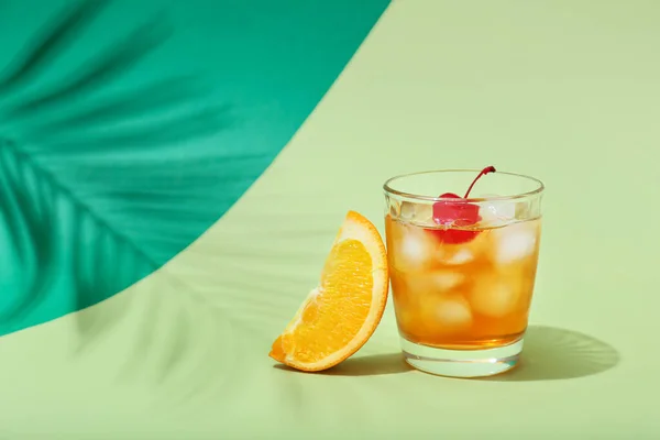Glas Leckerer Old Fashioned Cocktail Auf Farbigem Hintergrund — Stockfoto