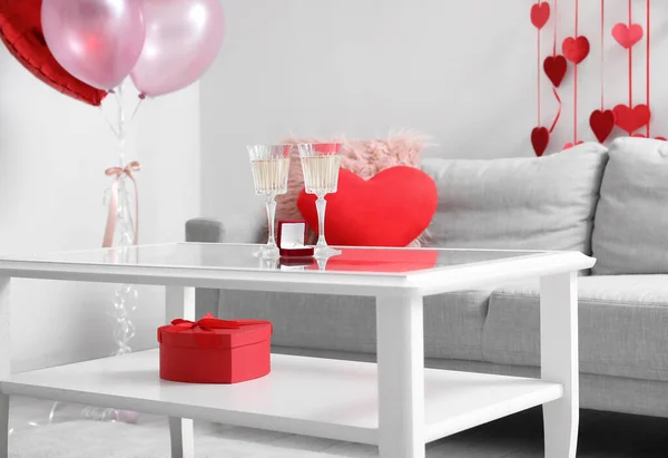 Champagnergläser Und Schachtel Mit Verlobungsring Auf Dem Tisch Zum Valentinstag — Stockfoto
