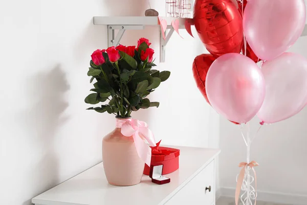 Wazon Kwiatami Pierścionkiem Zaręczynowym Komodzie Pokoju Urządzonym Walentynki — Zdjęcie stockowe