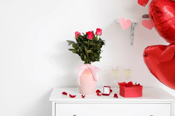 Vase Mit Rosen Verlobungsring Und Geschenkschachtel Auf Kommode Mit Blütenblättern — Stockfoto