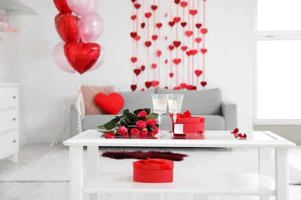 Verlobungsring Blumen Champagnergläser Und Geschenkbox Auf Einem Tisch Einem Hellen — Stockfoto