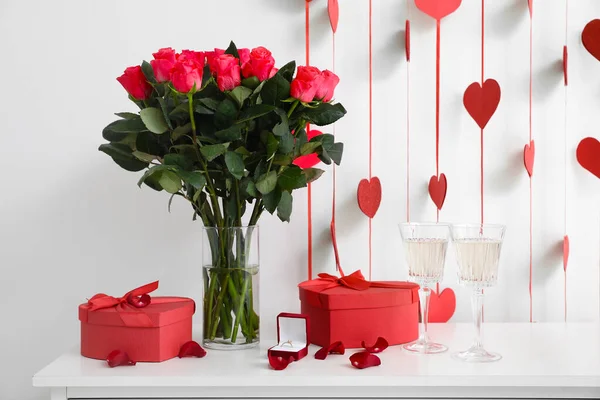 Blumenstrauß Geschenkschachteln Verlobungsring Und Sektgläser Auf Der Kommode Der Nähe — Stockfoto