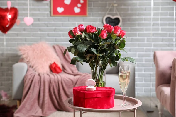 Verlobungsring Sektgläser Und Blumen Auf Dem Tisch Zimmer — Stockfoto