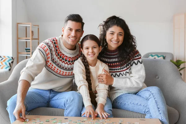 Szczęśliwi Rodzice Małą Córką Ciepłych Swetrach Robi Puzzle Domu — Zdjęcie stockowe