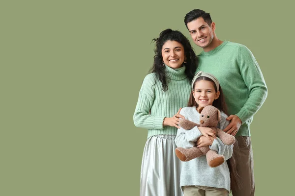 Padres Felices Con Hija Pequeña Suéteres Cálidos Sobre Fondo Verde — Foto de Stock