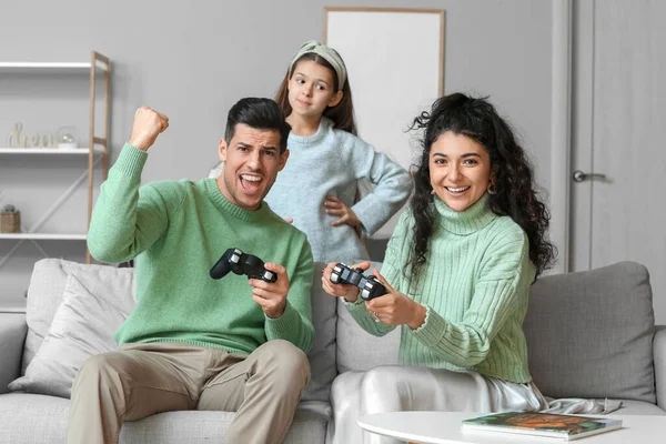 Little Daughter Her Parents Warm Sweaters Playing Video Game Home — Stock Photo, Image