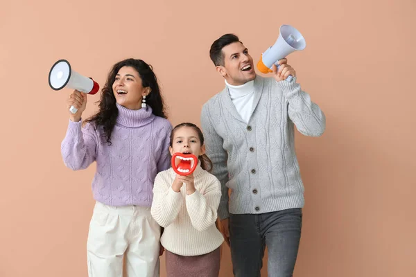 Kleines Mädchen Und Ihre Eltern Warmen Pullovern Schreien Megaphone Auf — Stockfoto