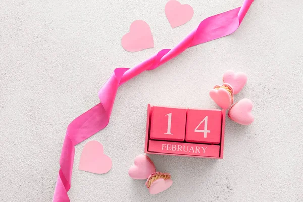 Calendar Date Valentines Day Tasty Macaroons Heart Shape Light Background — Stock Photo, Image