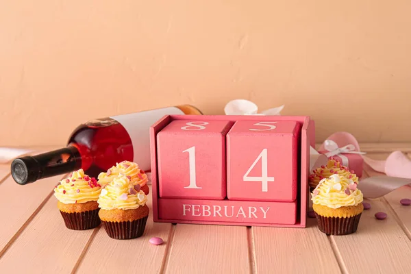 Calendrier Avec Date Saint Valentin Délicieux Cupcakes Sur Fond Bois — Photo