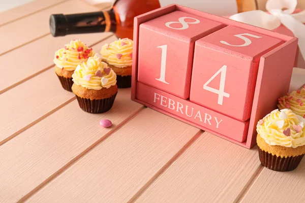 Calendario Con Fecha San Valentín Sabrosos Cupcakes Sobre Fondo Madera — Foto de Stock