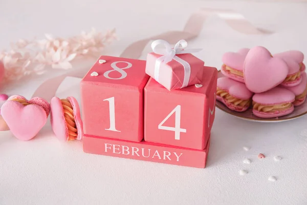 Календар Датою Дня Валентинів Смачними Макаронами Формі Серця Світлому Тлі — стокове фото