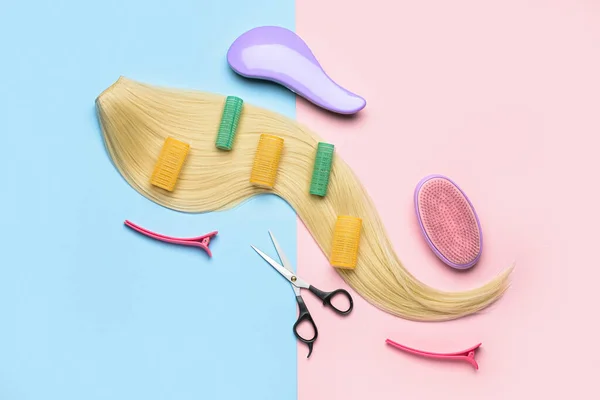 Blondýny Vlasy Pramen Natáčky Kadeřnické Nástroje Barevném Pozadí — Stock fotografie