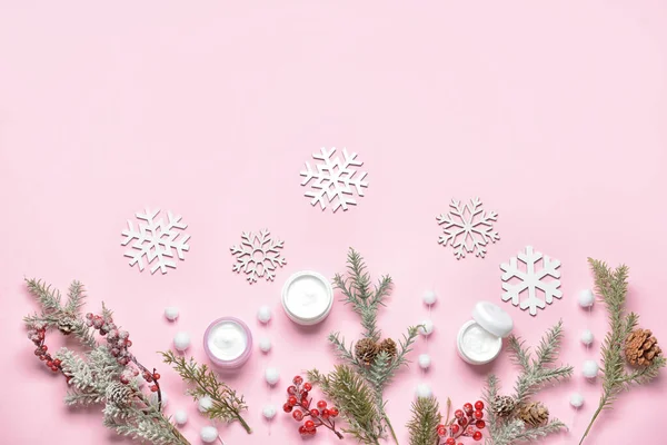 Vacker Vinter Sammansättning Med Kosmetiska Produkter Och Inredning Färg Bakgrund — Stockfoto