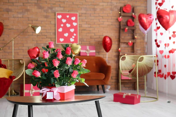 Scatola Con Bellissime Rose Anello Fidanzamento Sul Tavolo Soggiorno Decorato — Foto Stock