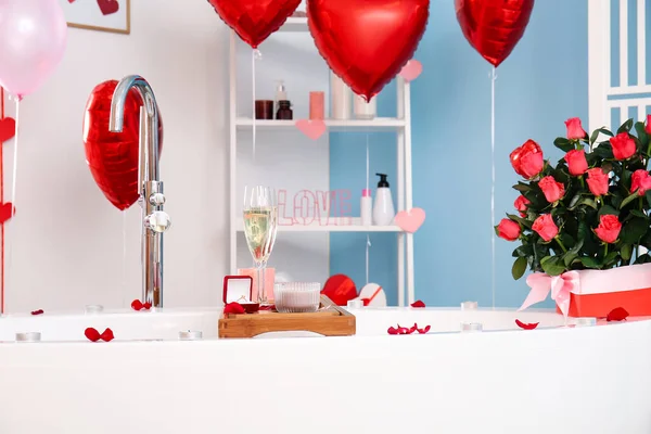 Tablett Mit Verlobungsring Champagnergläsern Und Kerzen Auf Badewanne Zum Valentinstag — Stockfoto