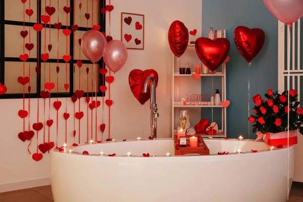 Interieur Des Schönen Badezimmers Mit Brennenden Kerzen Für Den Valentinstag — Stockfoto