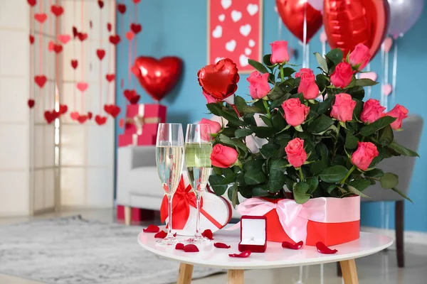 Schachteln Mit Verlobungsring Champagnergläsern Und Rosen Auf Dem Tisch Zum — Stockfoto