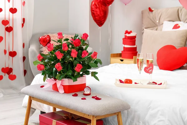 Box Mit Rosen Und Verlobungsring Auf Bank Schlafzimmer Zum Valentinstag — Stockfoto