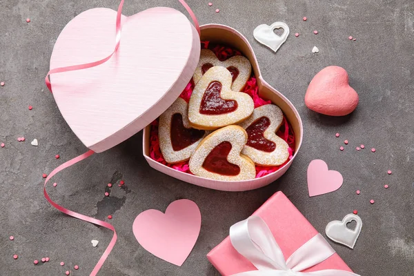 Caja Con Sabrosas Galletas Forma Corazón Sobre Fondo Grunge Gris — Foto de Stock