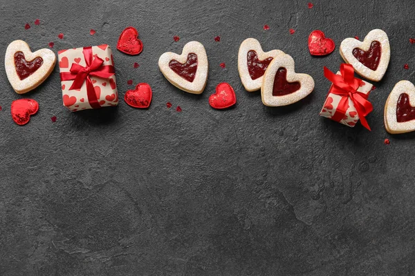 Chutné Sušenky Tvaru Srdce Dárkové Krabice Tmavém Pozadí — Stock fotografie