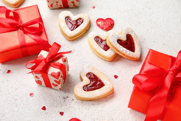 Biscoitos Saborosos Forma Coração Caixas Presente Fundo Claro — Fotografia de Stock