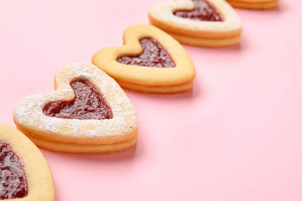 Biscoitos Saborosos Forma Coração Fundo Rosa — Fotografia de Stock