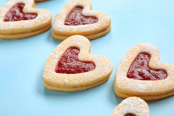 Galletas Sabrosas Forma Corazón Sobre Fondo Azul — Foto de Stock