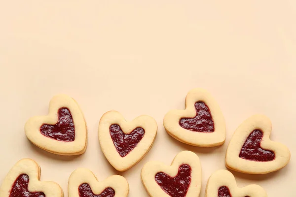 Biscuits Savoureux Forme Coeur Sur Fond Beige — Photo