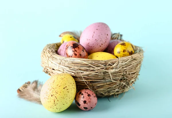 배경에 아름다운 부활절 달걀로 둥지를 — 스톡 사진