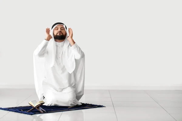 Homem Muçulmano Orando Casa — Fotografia de Stock