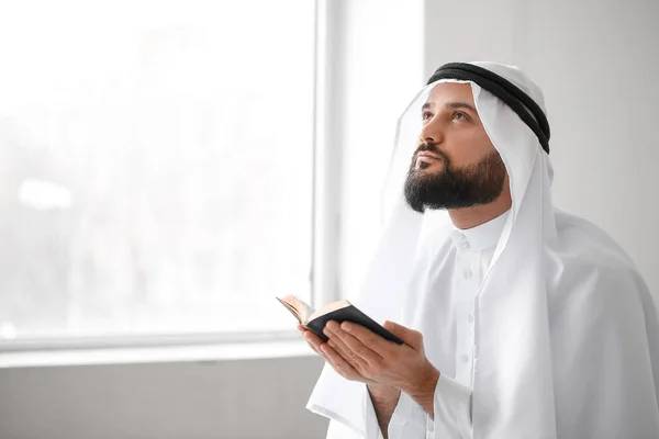 Homem Muçulmano Com Alcorão Orando Casa — Fotografia de Stock