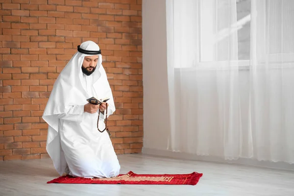 Hombre Musulmán Rezando Casa — Foto de Stock