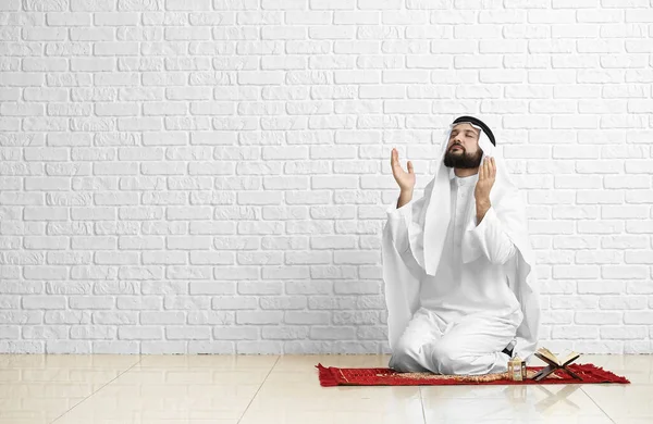 Hombre Musulmán Rezando Casa —  Fotos de Stock