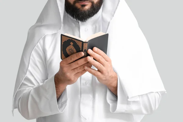 Muselman Med Koran Ljus Bakgrund — Stockfoto