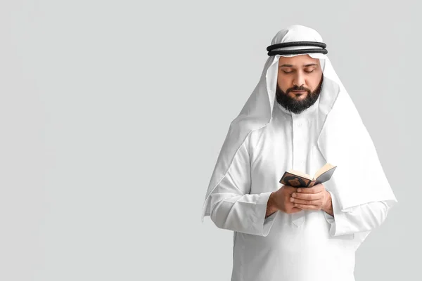 Moslim Man Met Koran Biddend Lichte Achtergrond — Stockfoto