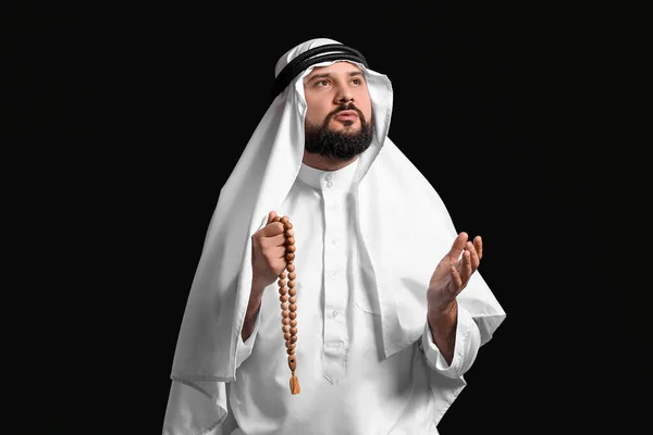 Homem Muçulmano Orando Fundo Preto — Fotografia de Stock