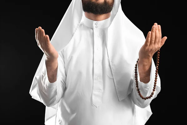 Homem Muçulmano Orando Fundo Preto — Fotografia de Stock