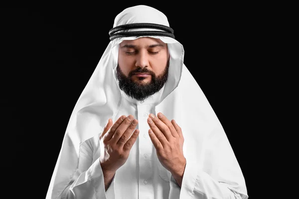 Мусульманин Молився Чорному Тлі — стокове фото