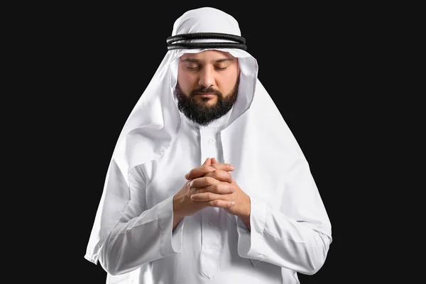 Muslim Muž Modlí Černém Pozadí — Stock fotografie