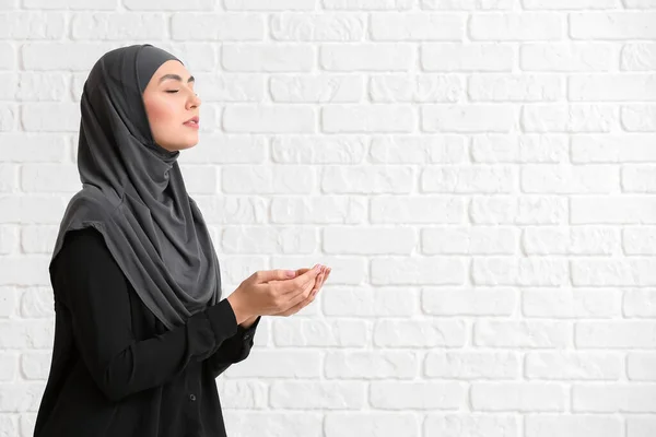 Muslimische Frau Betet Auf Backstein Hintergrund — Stockfoto