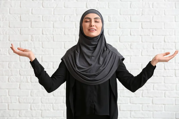 Muslimische Frau Betet Auf Backstein Hintergrund — Stockfoto