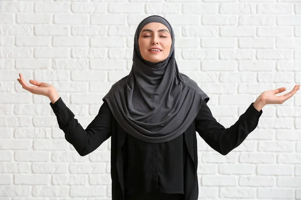 Muslim Woman Praying Brick Background — Stock Photo, Image