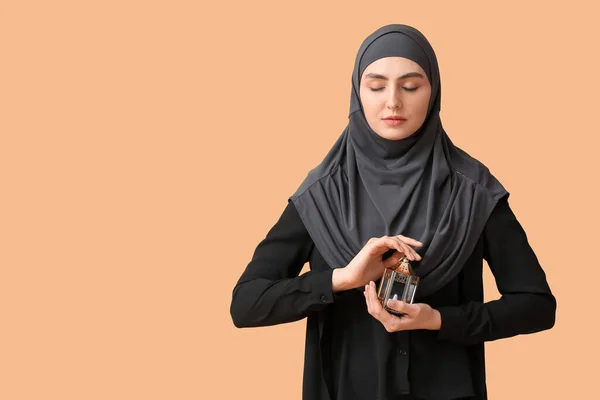 Hermosa Mujer Musulmana Con Lámpara Sobre Fondo Color —  Fotos de Stock