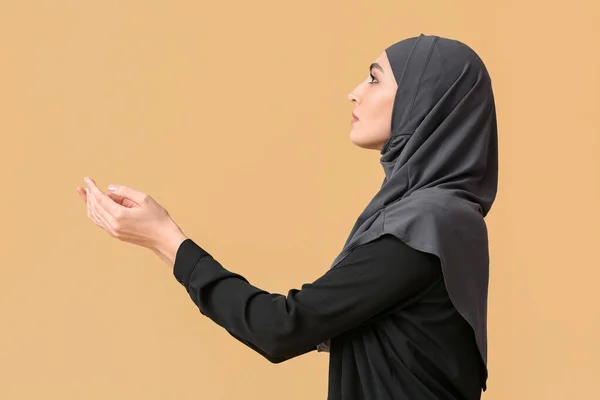 Muslimische Frau Betet Auf Farbigem Hintergrund — Stockfoto