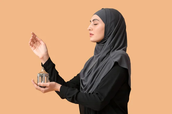 用彩灯背景的穆斯林妇女祈祷 — 图库照片