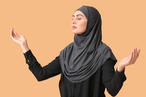 Muslimische Frau Betet Auf Farbigem Hintergrund — Stockfoto