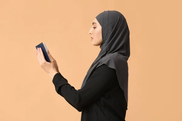 Muselman Kvinna Med Koran Färg Bakgrund — Stockfoto