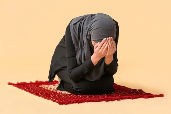 Muslimische Frau Betet Auf Farbigem Hintergrund — Stockfoto