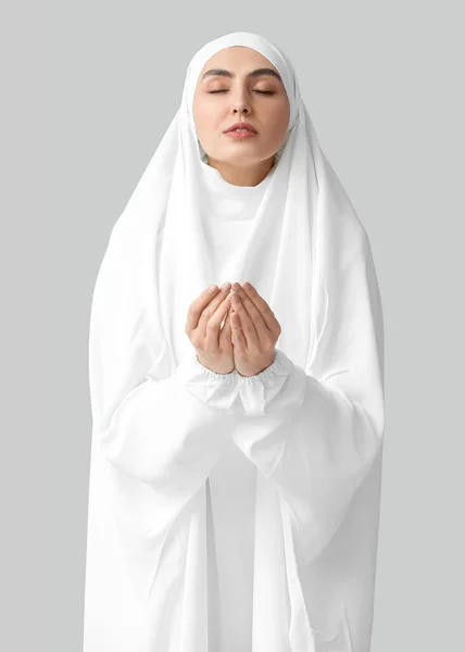 Muslimische Frau Betet Auf Hellem Hintergrund — Stockfoto